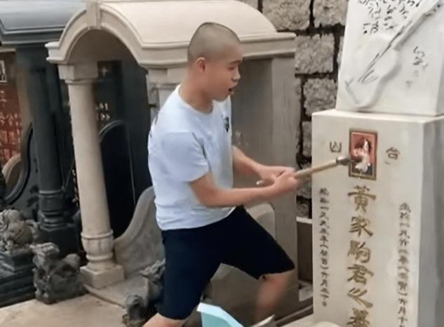 黄家驹墓碑遭人大肆破坏,用脚踹,铁锤砸,泼淋可乐,两男已被捕