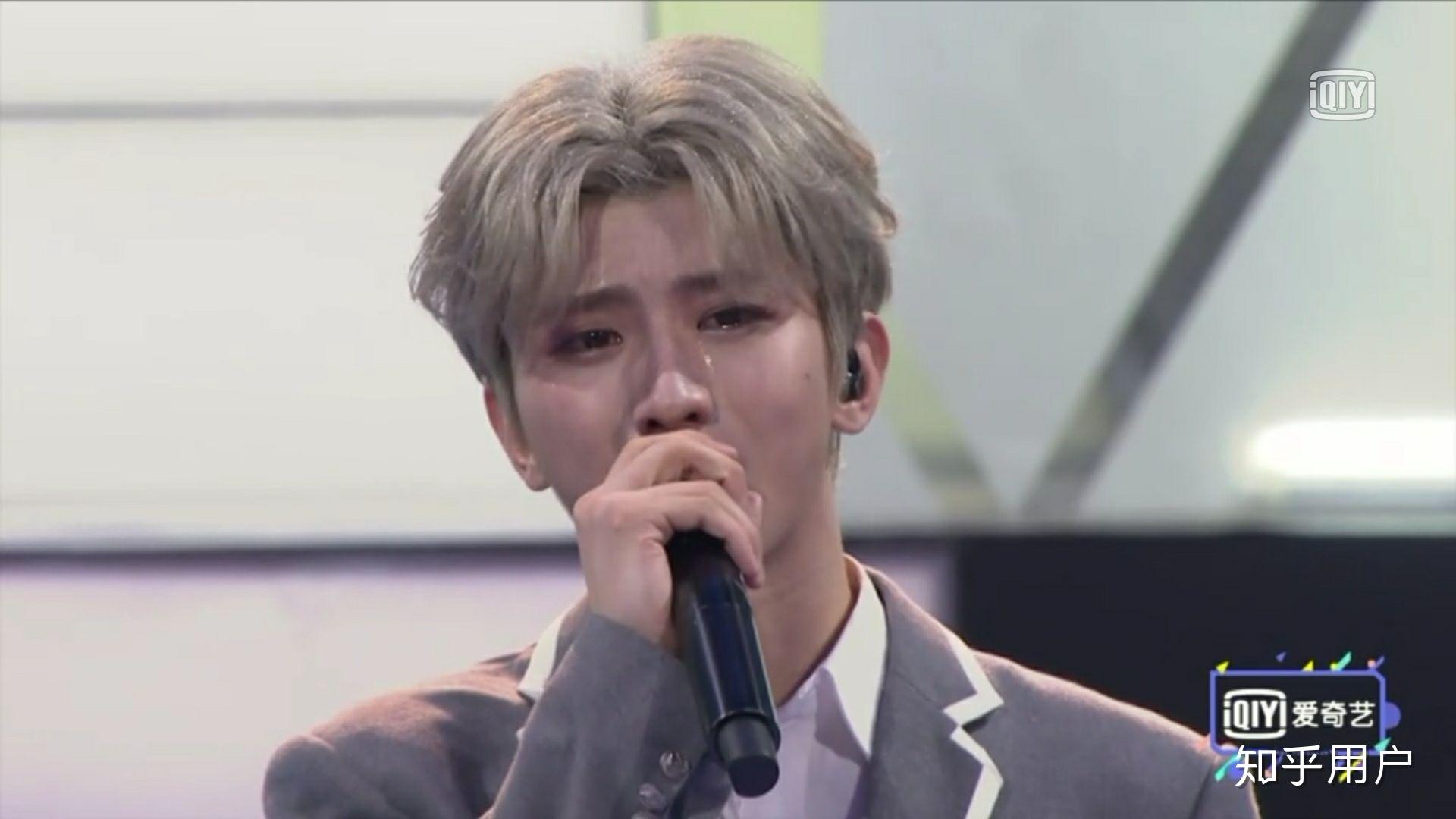 蔡徐坤总决赛c位登顶时 为什么哭的很伤心?