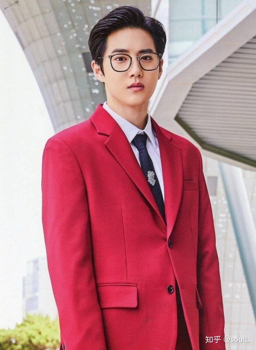 有没有exo五巡的红西装图片