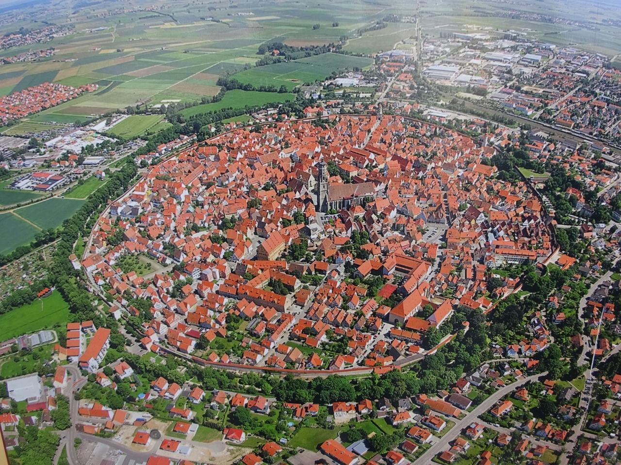 为什么许多异世界题材日本acg作品都喜欢把城市设计成圆形是否有什么