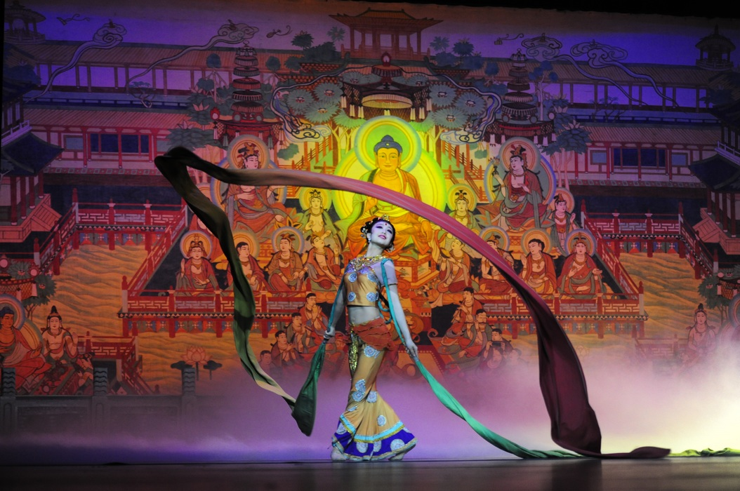 《丝路花雨》和《又见敦煌》舞台效果哪个好? - 知乎