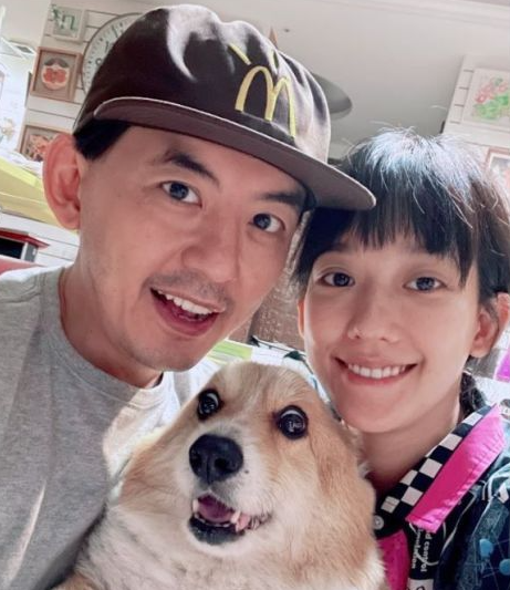 50岁黄子佼陪妻散心孟耿如小腹凸起孕相足两人搂背同行好恩爱