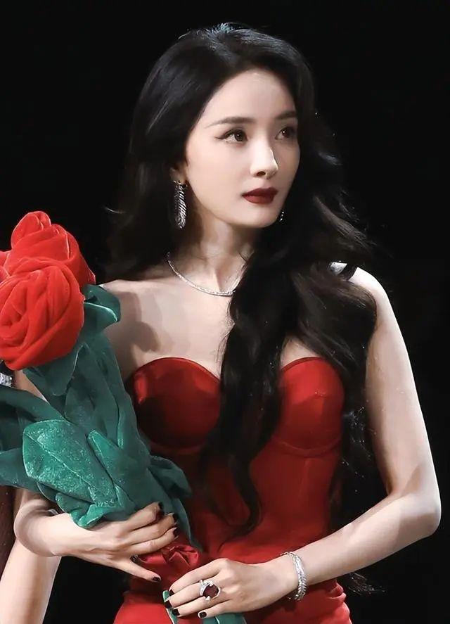 杨幂34岁了为什么外貌还是那么有少女感? - 知乎