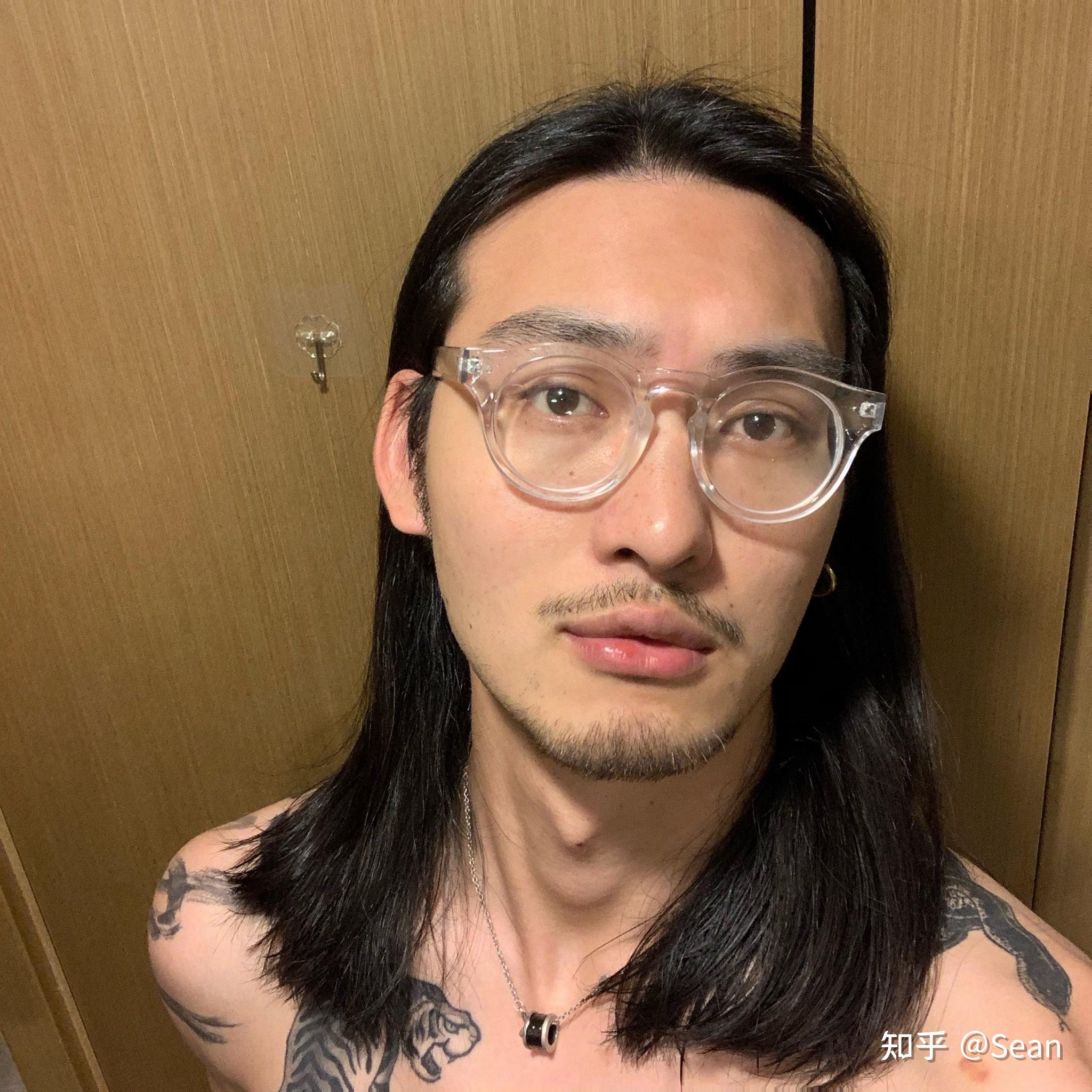 男生带戴着眼镜留长发的话会不会很怪,为什么很少看见戴眼镜的长发