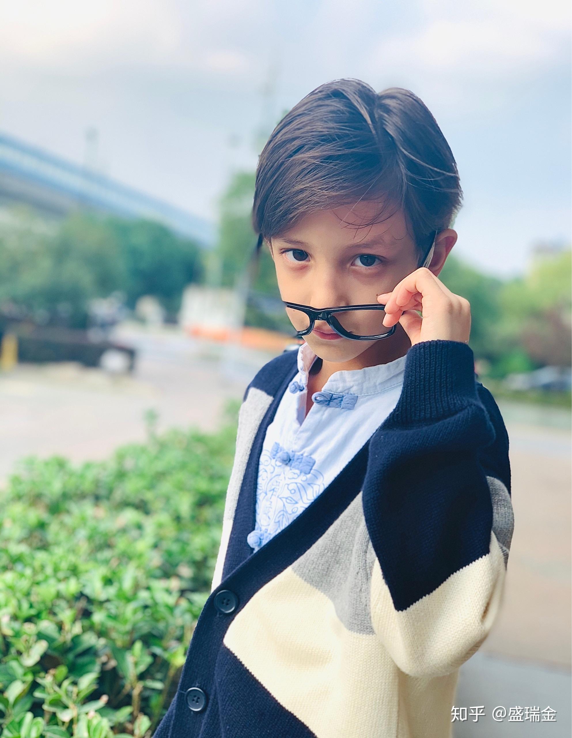 有没有阳光小男孩快乐的笑的头像给人以温暖