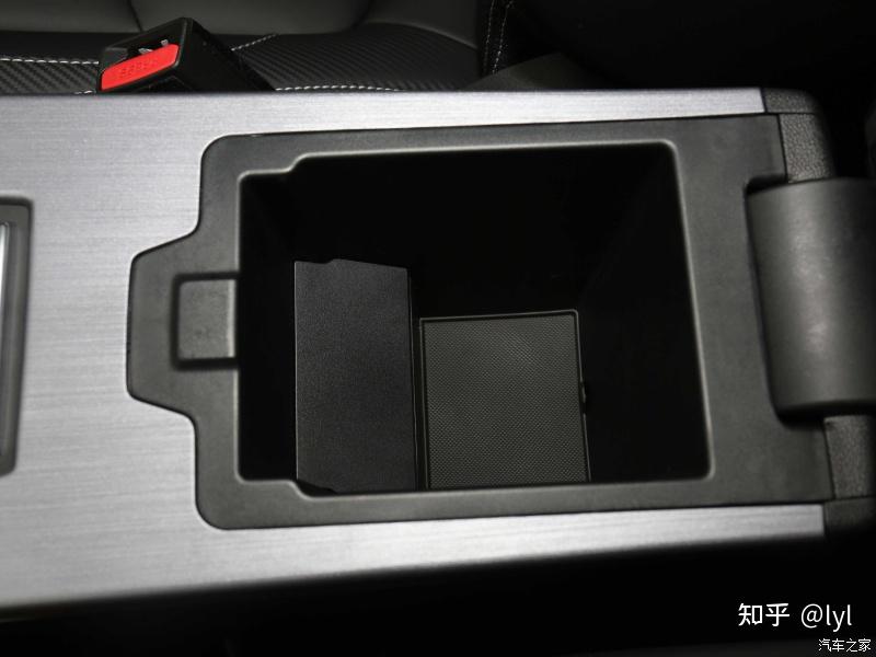 吉利博越2021百万款点烟器在哪