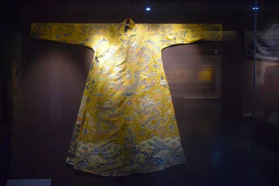 请问这个明代龙袍注解的"斜领袍"是什么? - 知乎