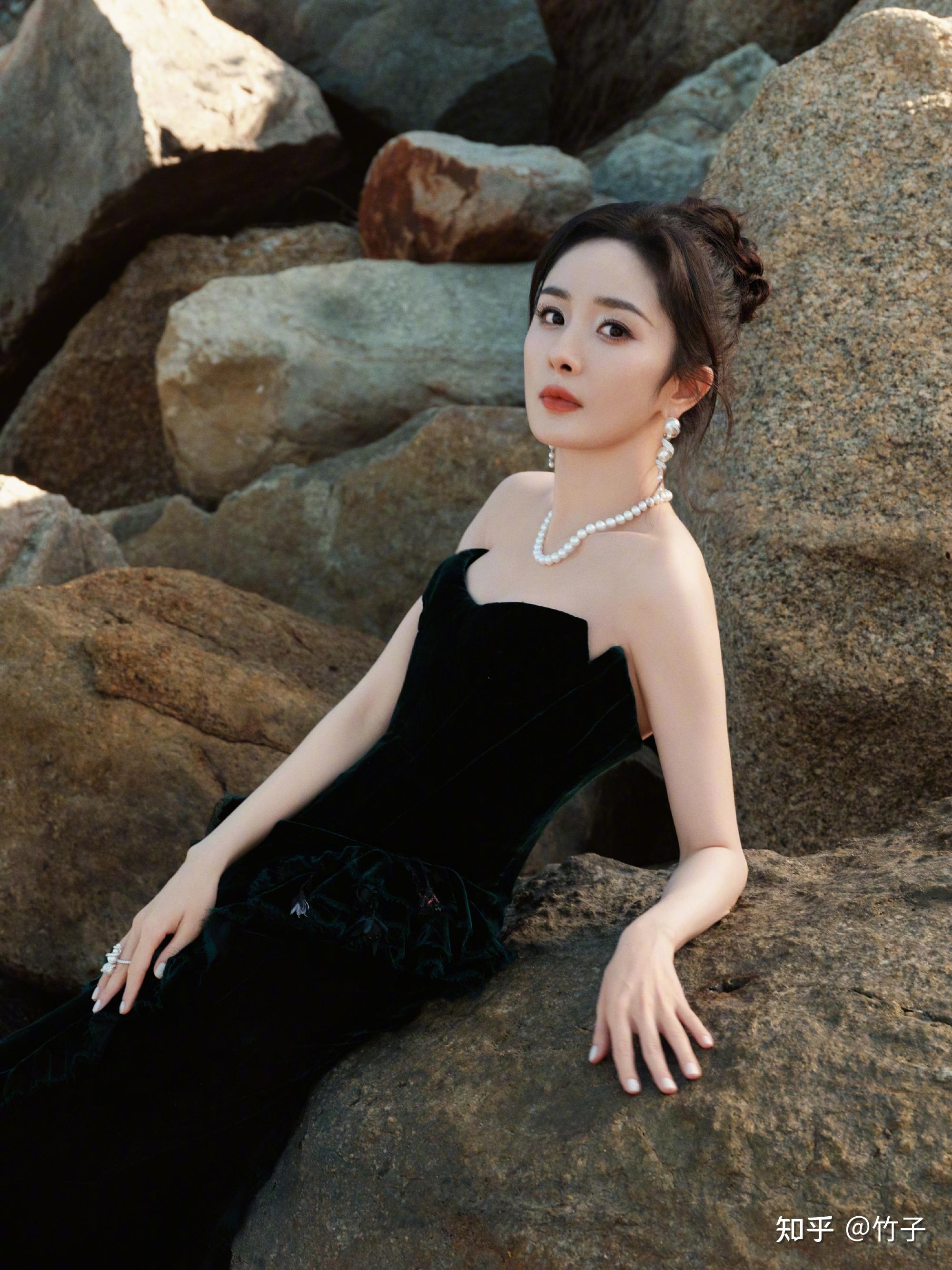 杨幂有哪些性感妩媚的绿色礼服造型?