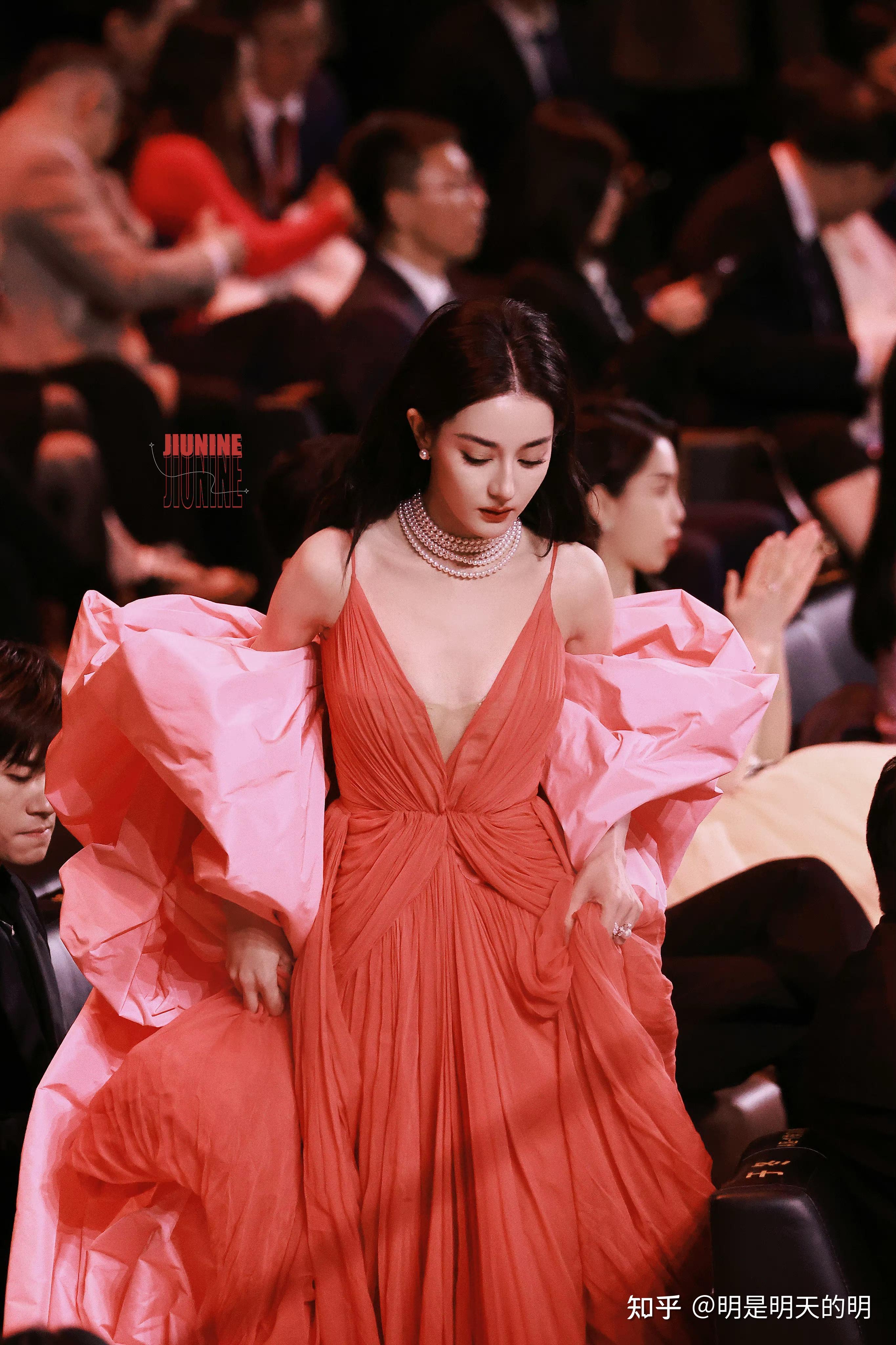 如何评价迪丽热巴在微博之夜 2023 红毯上的造型? - 知乎