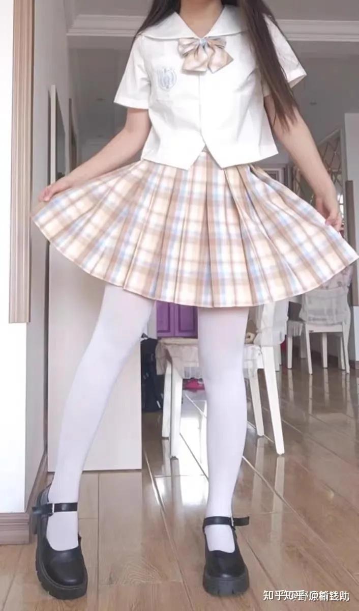 白色连裤袜该搭配什么样的衣服