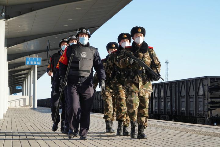 正蓝旗车站派出所联合正蓝旗武警中队开展武装巡逻活动