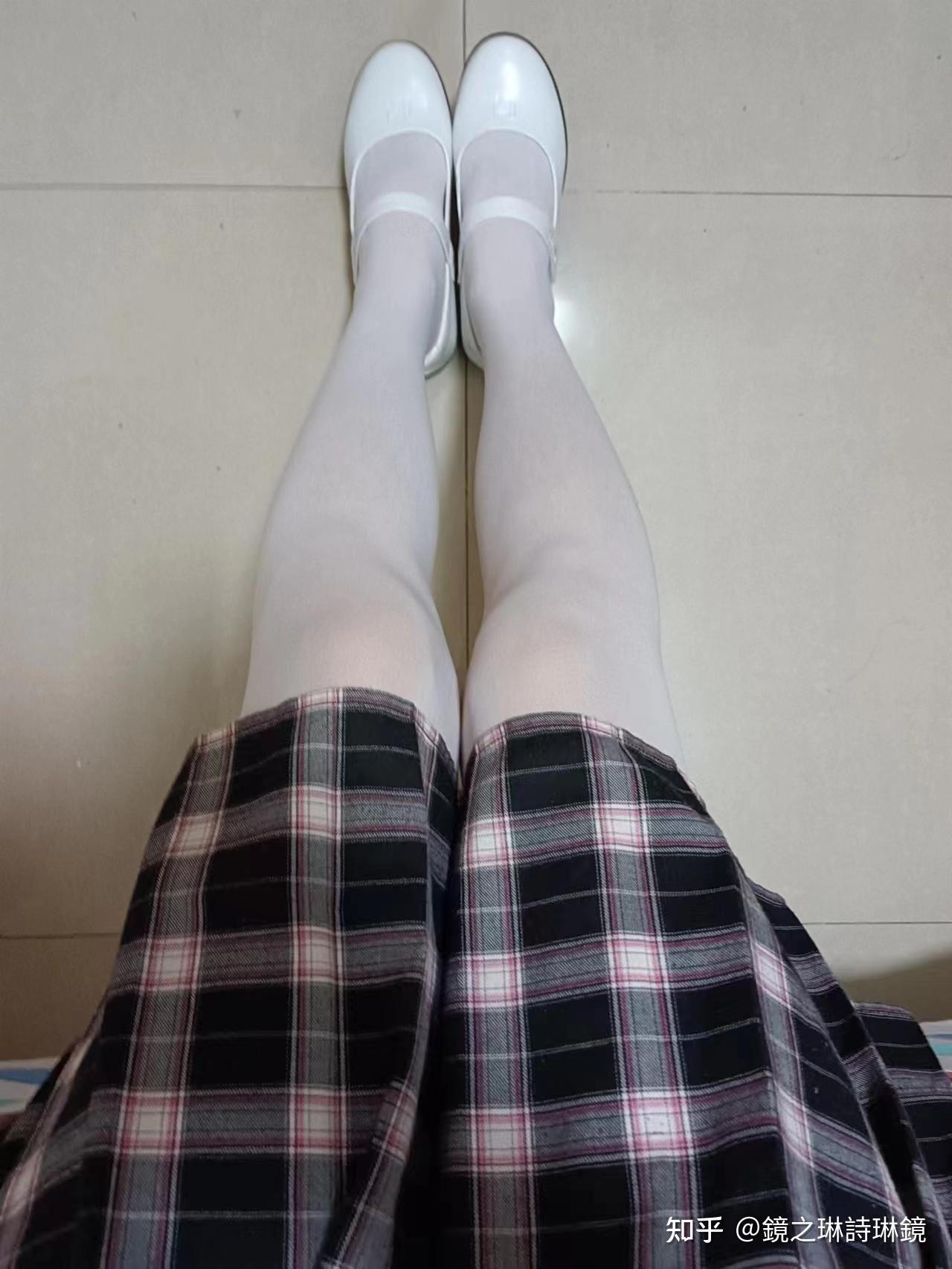 为什么中国部分地区的小学女学生校服,一律配白色连裤袜?