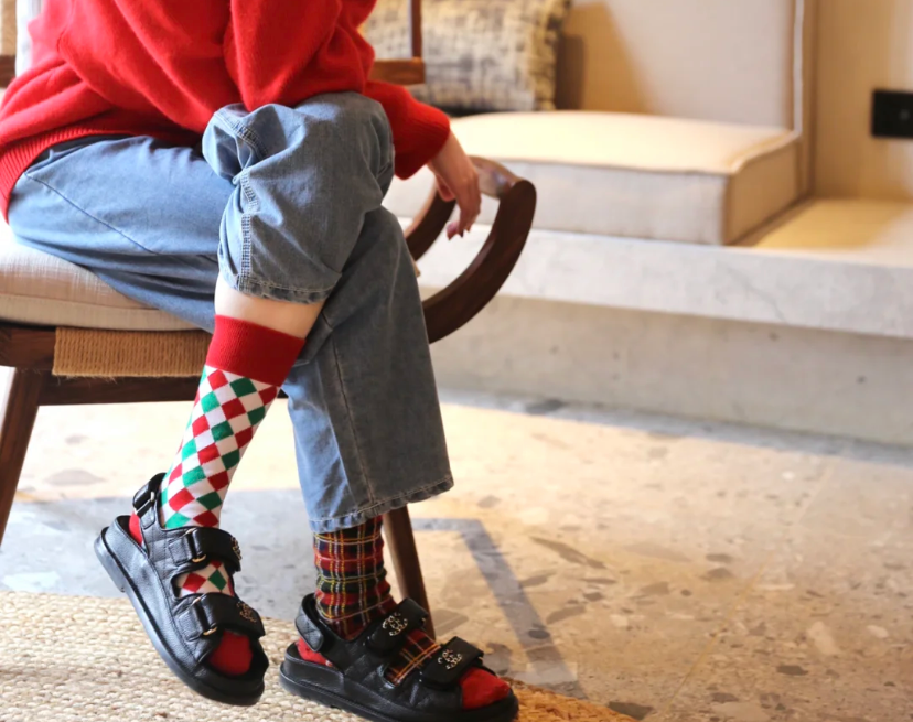 为什么大多数人都觉穿凉鞋配袜子很土很傻,我却觉得这么穿很可爱? - 