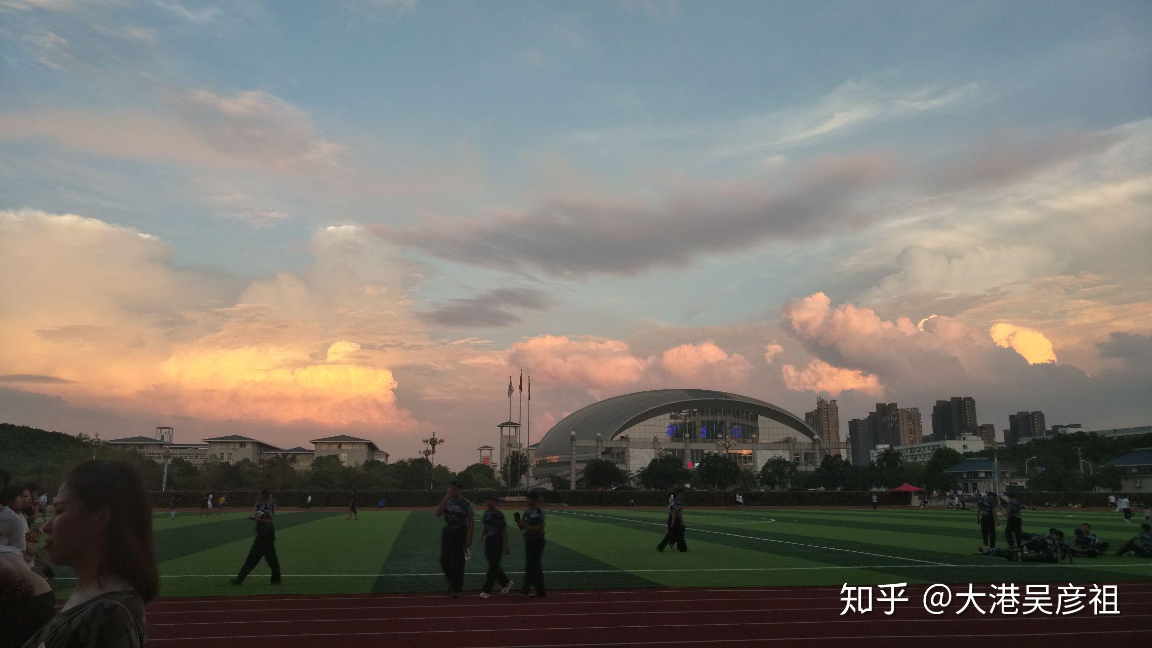 武汉东湖学院的宿舍条件如何?校区内有哪些生活设施?