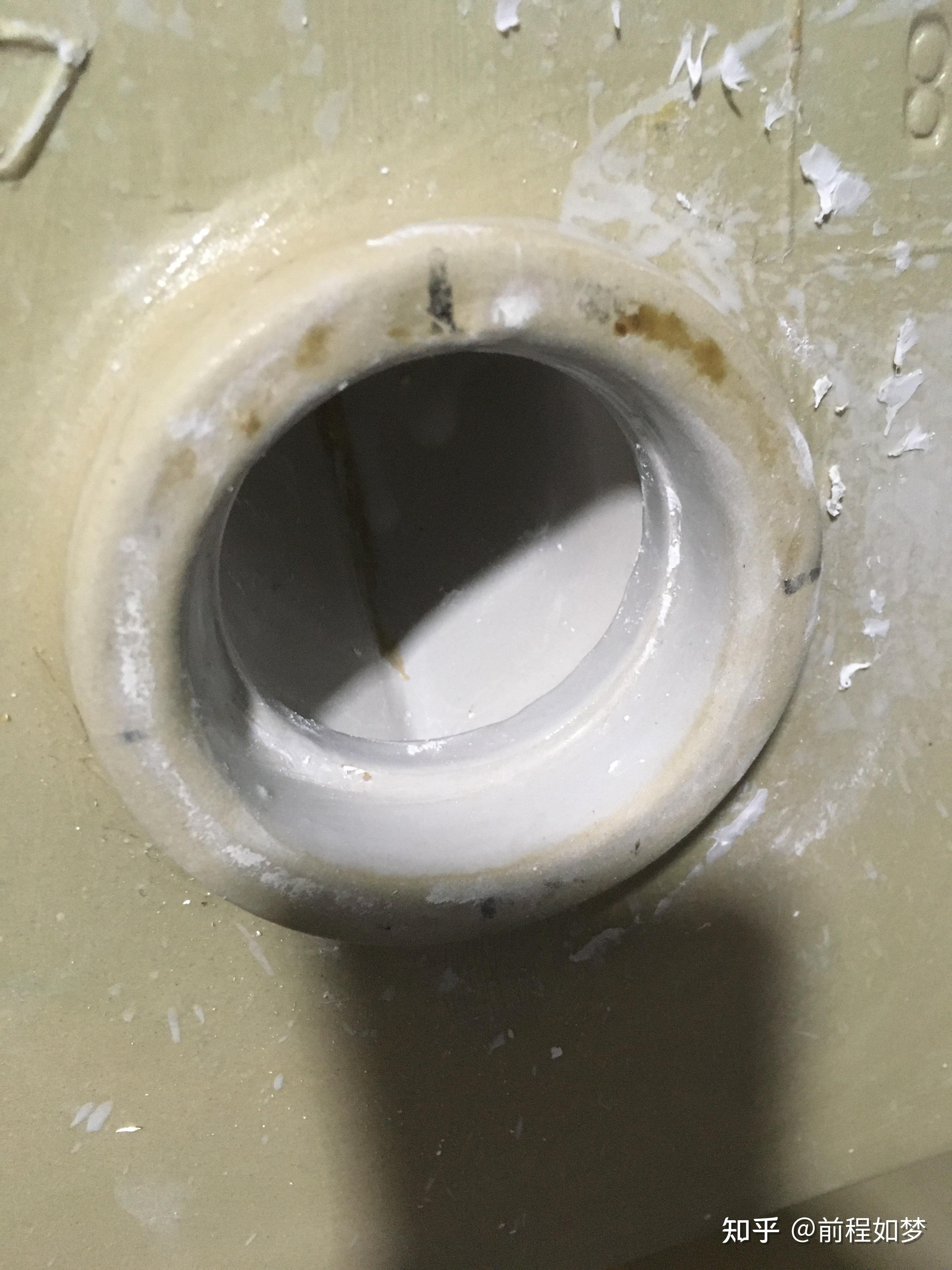 虹吸马桶水封存不住水,水从下面喷水孔流走了,这是什么原因呢? - 知乎