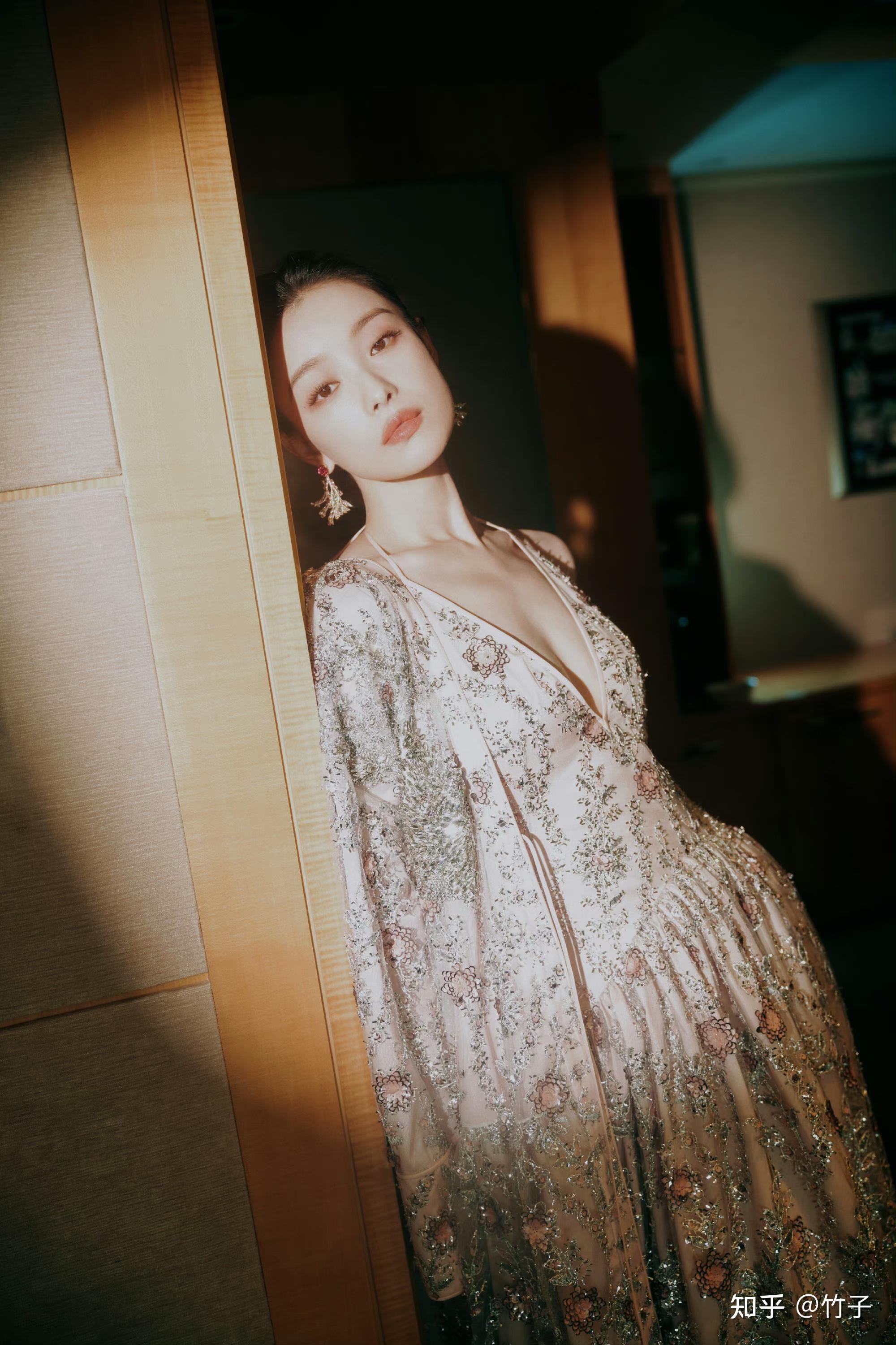 倪妮十年前的旧照为什么惊艳网友? - 知乎