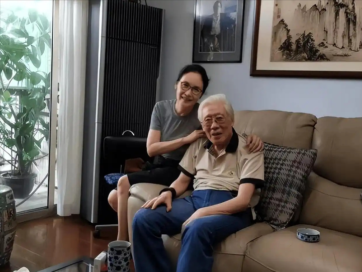 恩爱了26年，90岁的焦晃老态龙钟，小30岁妻子陈晓黎风韵犹存 - 知乎
