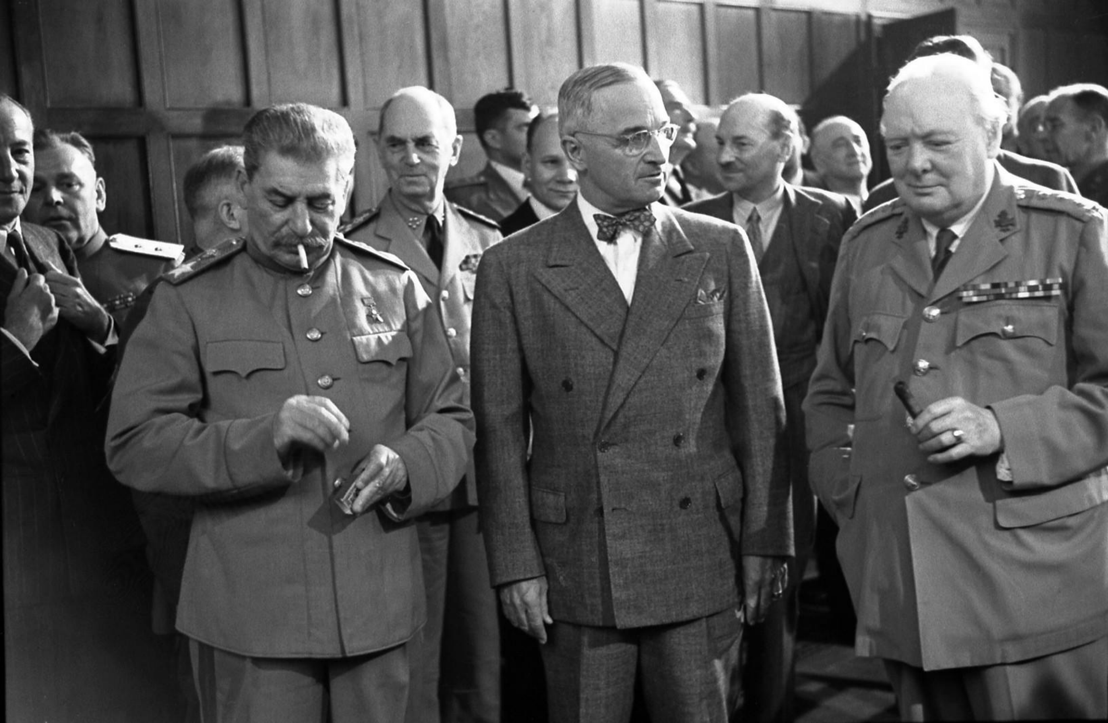 如何评价1945年美国向日本投下了两枚原子弹以迫使日本投降的行为