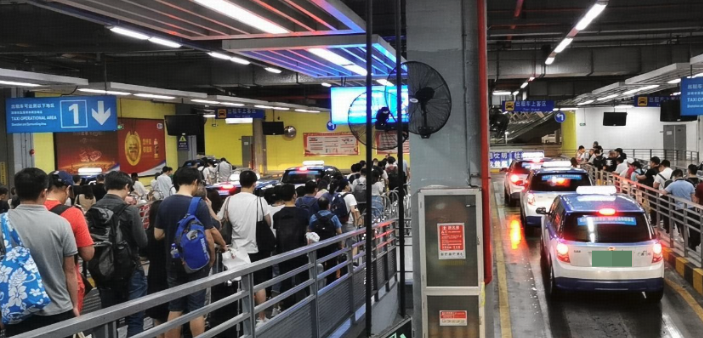 深圳网约车市场饱和，官方发布风险提示，从经济学角度如何理解？有没有跑网约车的朋友聊聊现在还能赚到钱吗？