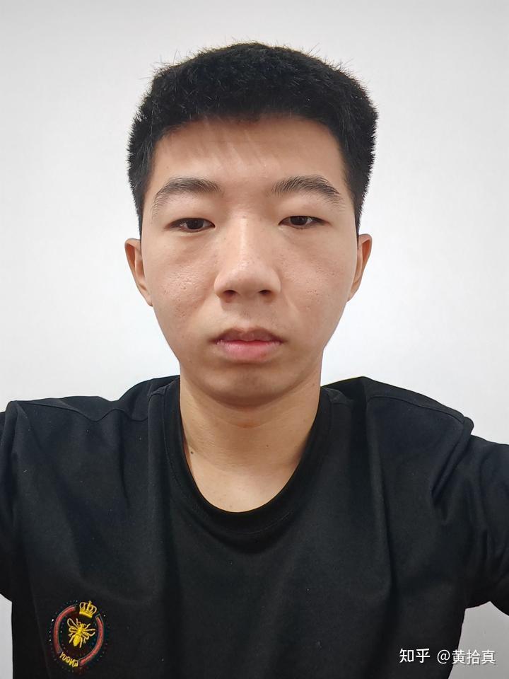 23岁小眼睛大鼻子厚嘴唇下巴后缩,菱形脸男生,应该如何改变样貌?