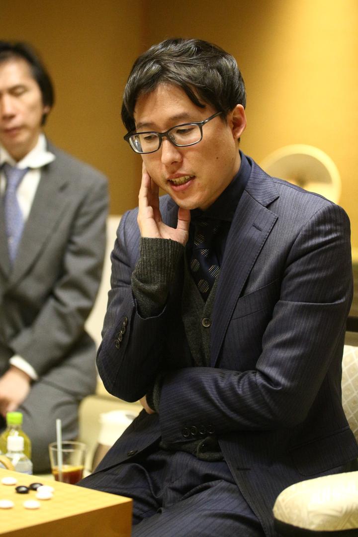 井山裕太全盘猛攻奏效,悬念保留到决胜局 知乎