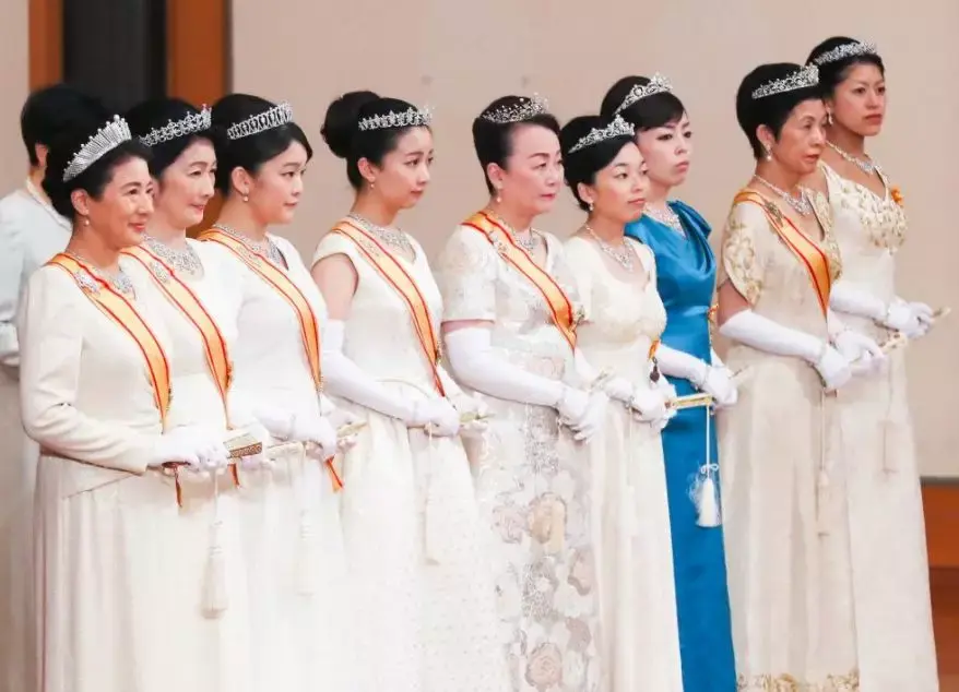 日本皇室礼服大揭秘!和服VS洋装?颜色背后有深意? - 知乎