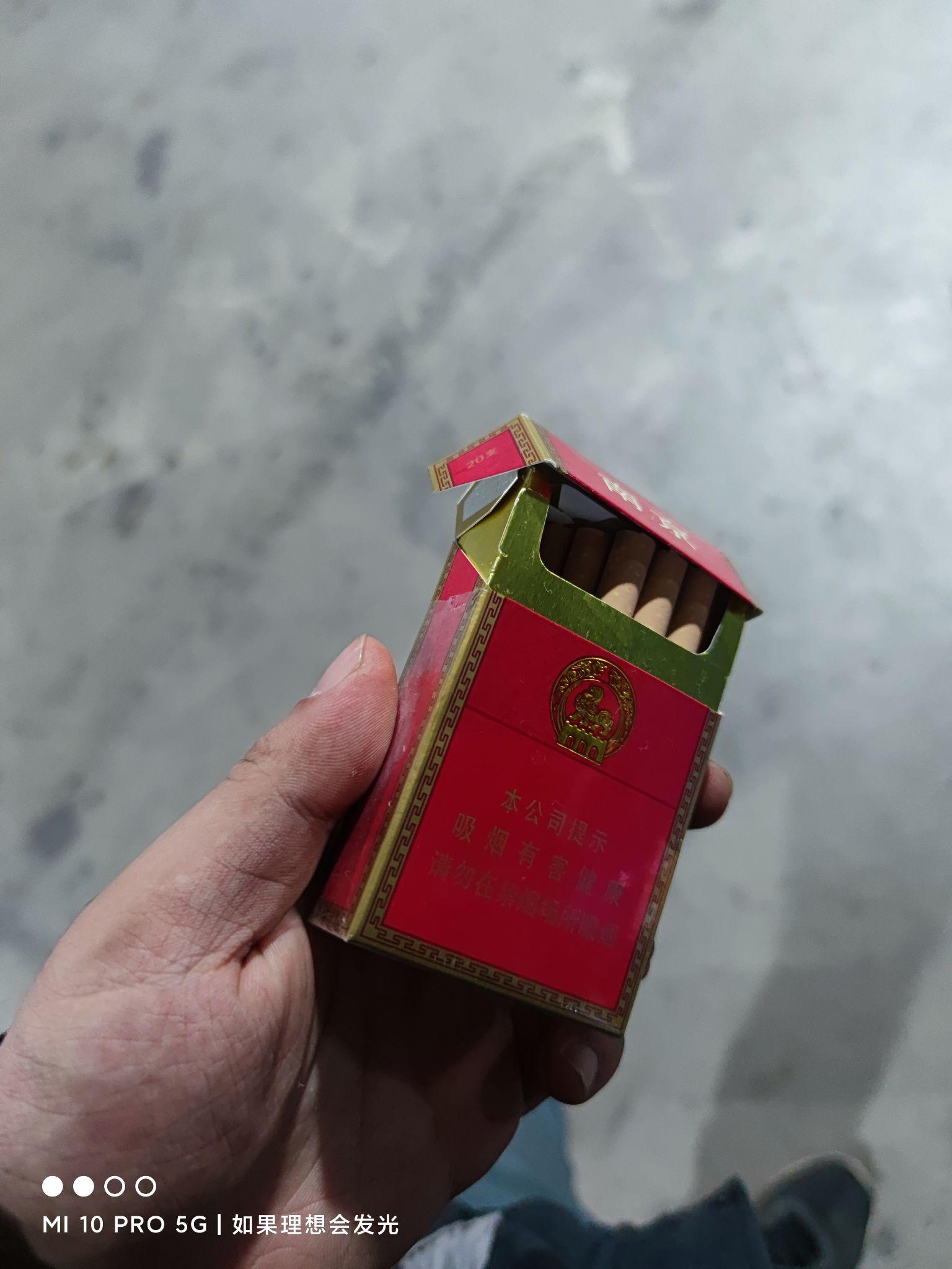 抽了十几年红南京,为什么烟盒盖总开胶 ?