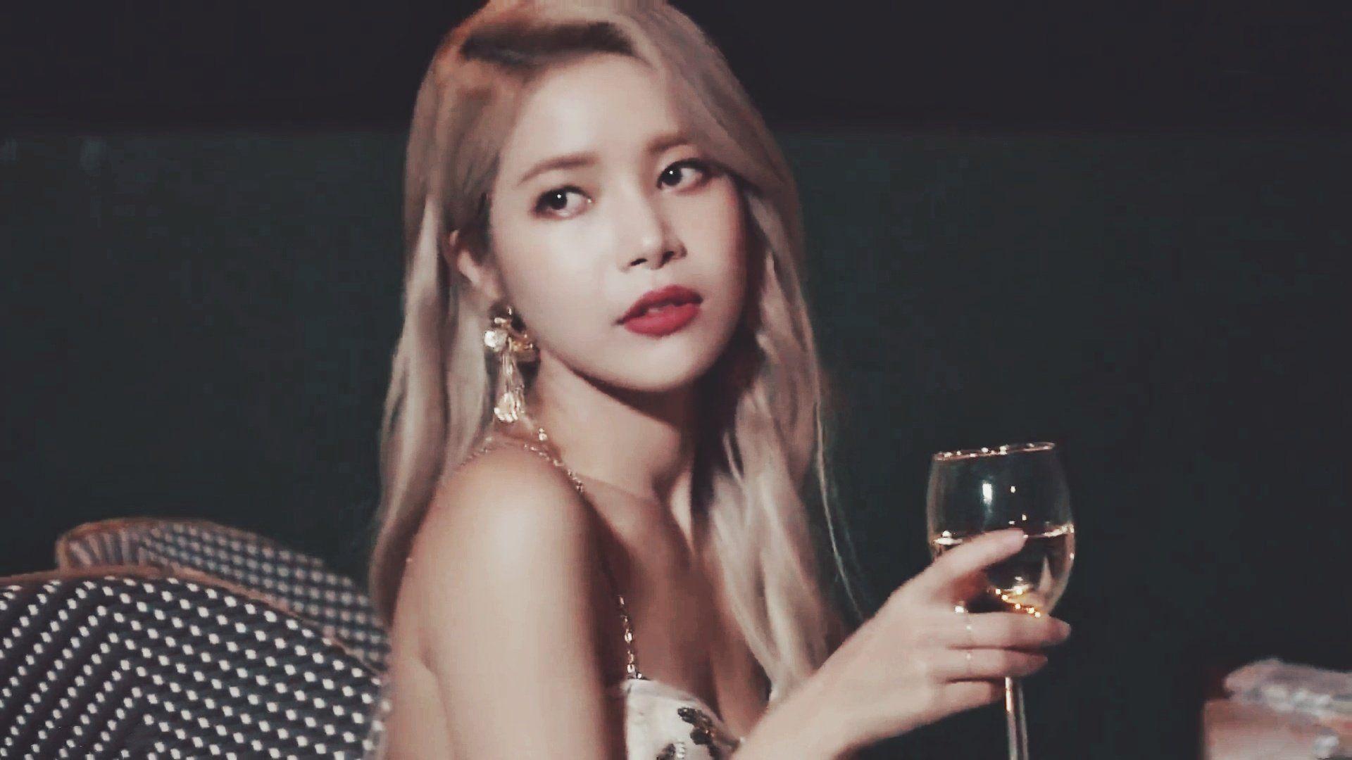 怎样看待mamamoo的金容仙托胸? - 知乎