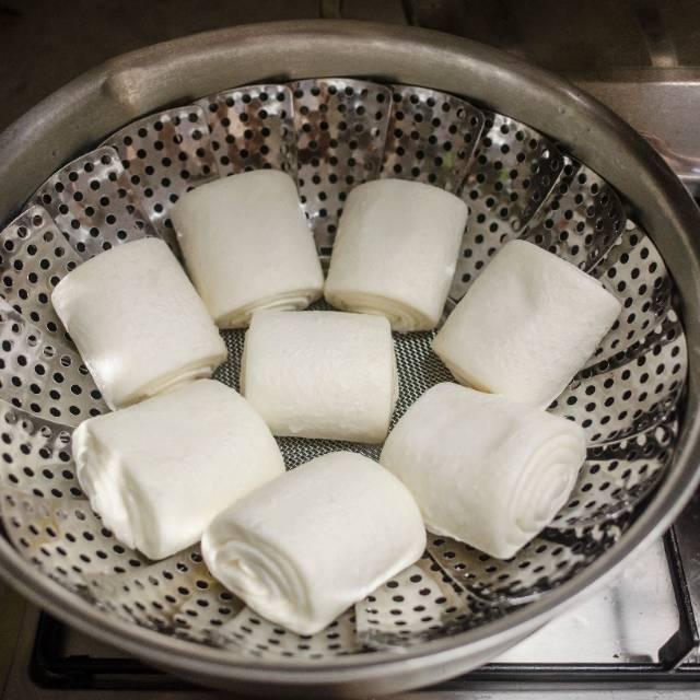 唐僧每次被妖怪抓进洞中，一关就是好几天，他是吃米饭，还是吃馒头、面条、水饺？