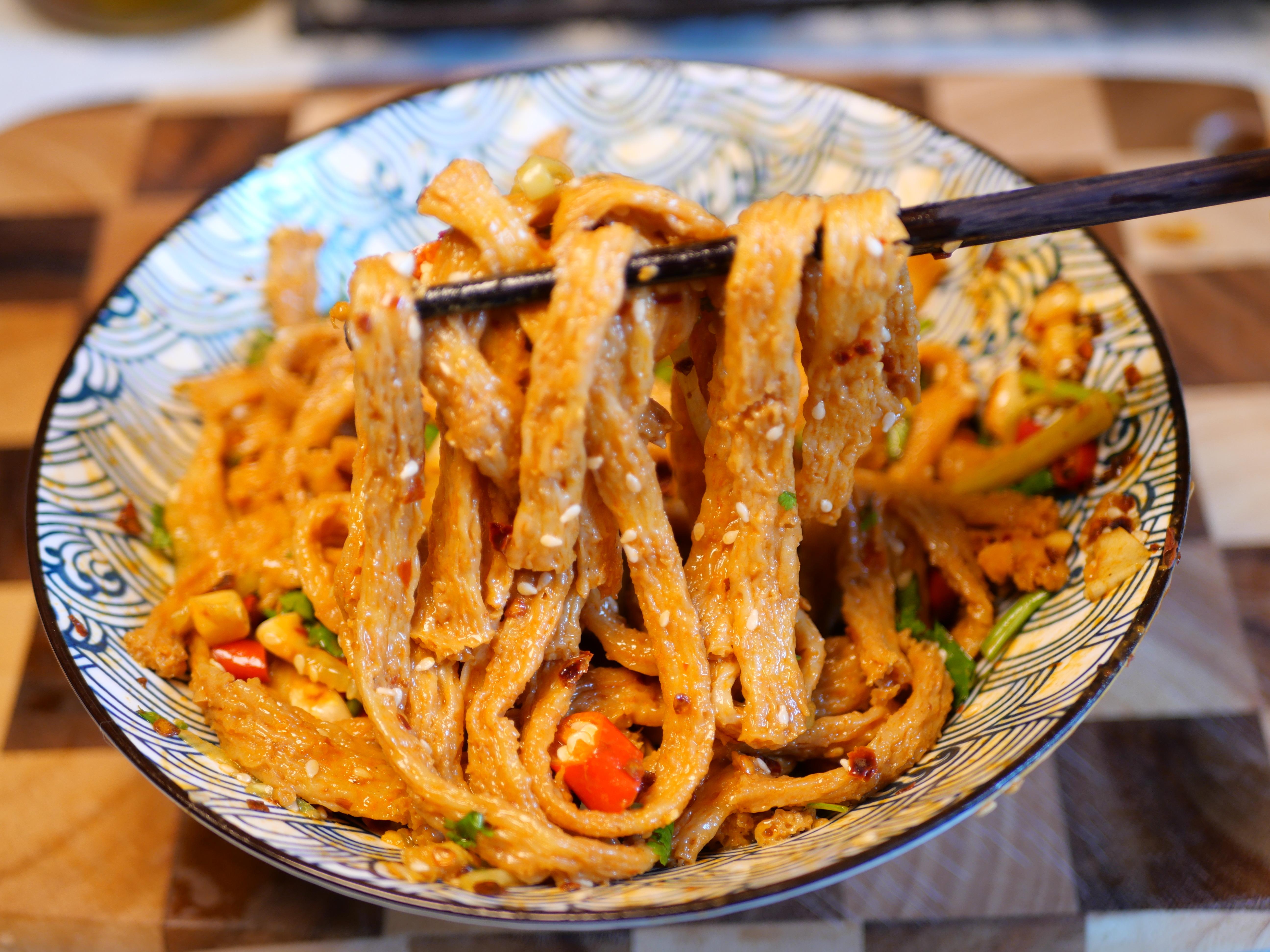 第三步,将牛筋面抓拌均匀.这里还加了一勺香油和一勺芝麻酱,香油可