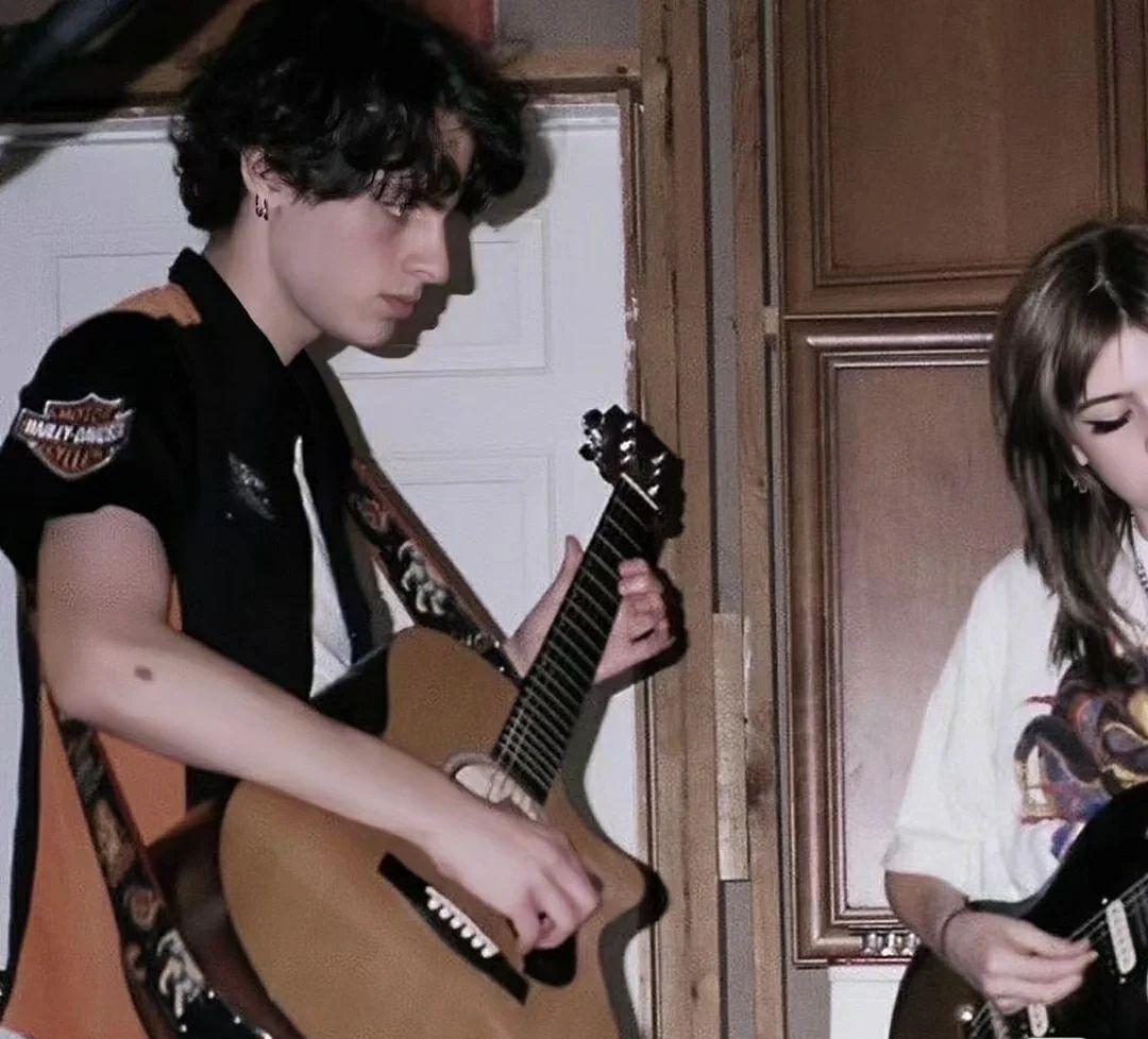 我跟我男朋友都喜欢弹吉他,一直找不到吉他情头.[泪目]? - 知乎