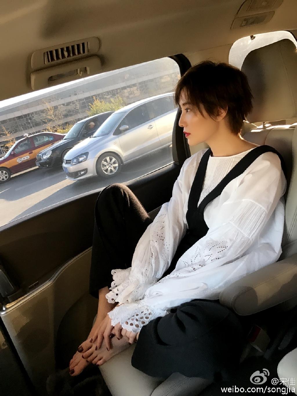 女生头发剪太短,像个假小子该如何穿搭?