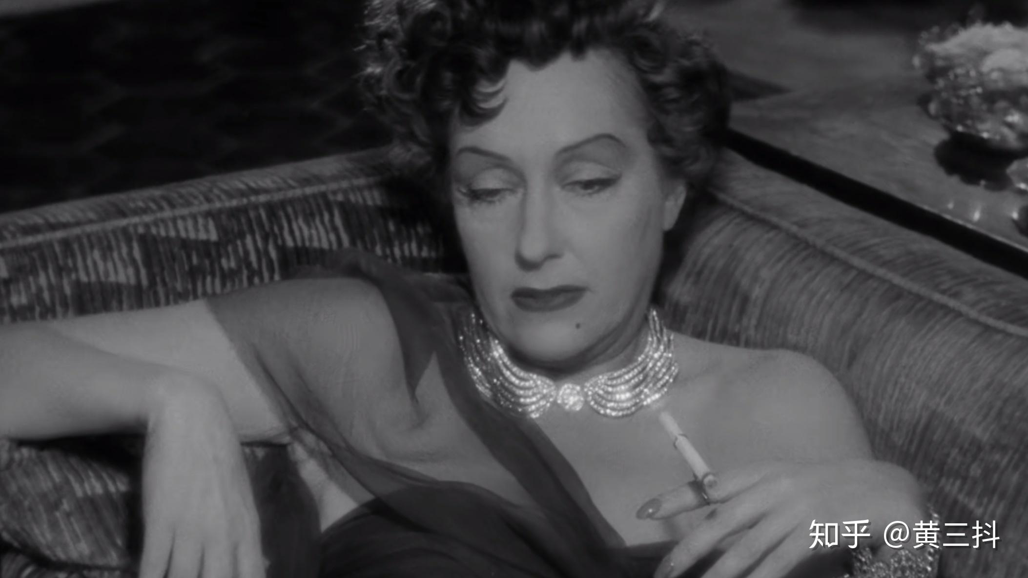 电影师父里宋佳抽烟时戴在手指上的那个小架子是什么东西