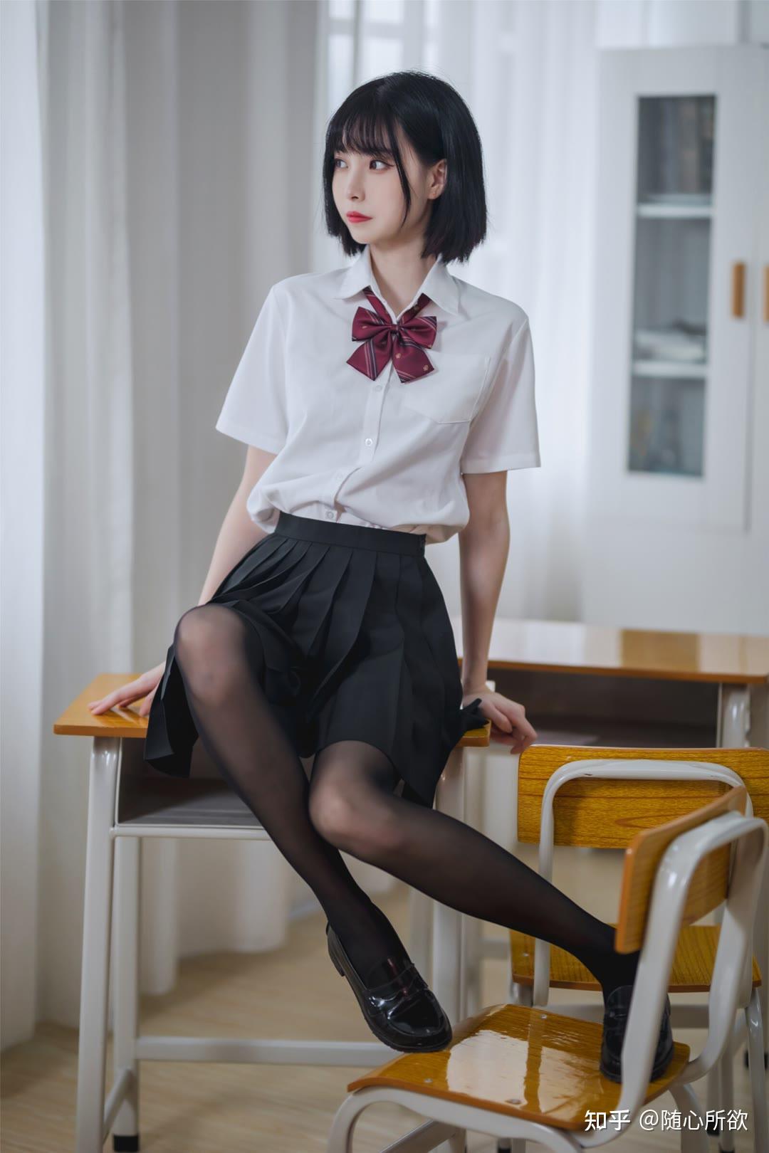 你们穿百褶裙坐下的时候,屁股下面有没有裙子垫着的啊?