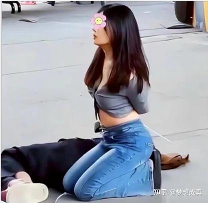 广州女网红"跪地撒泼"引热议,可我只想拍手叫好