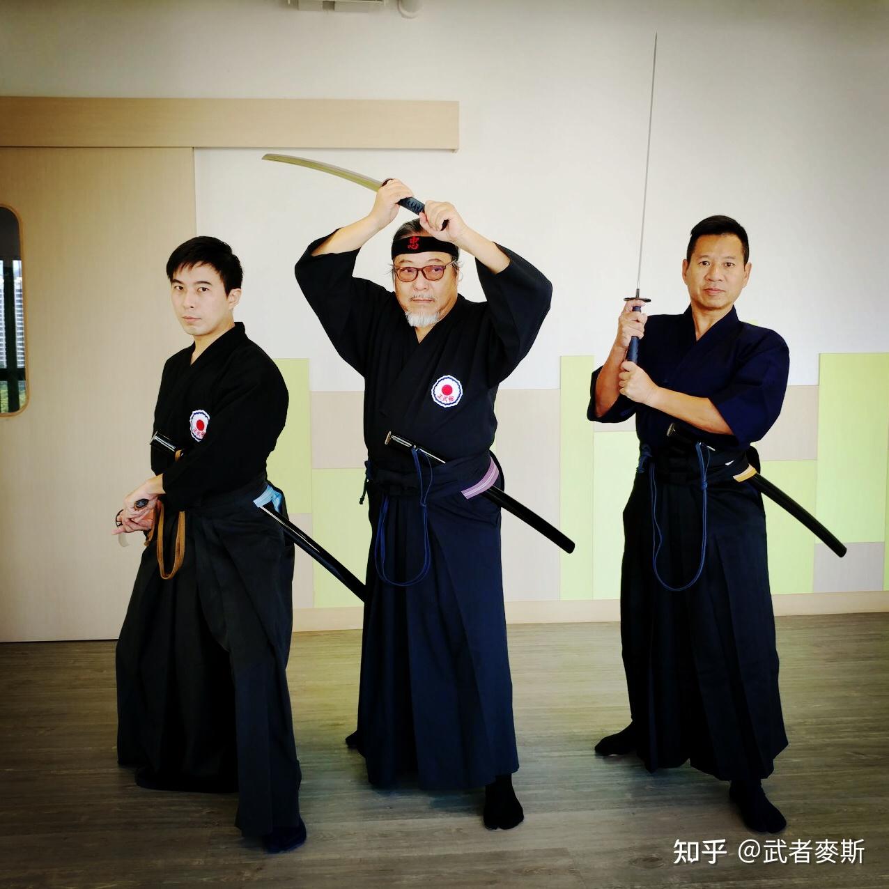 武士对决前双手握刀向下一震那个姿势叫什么？ - 知乎