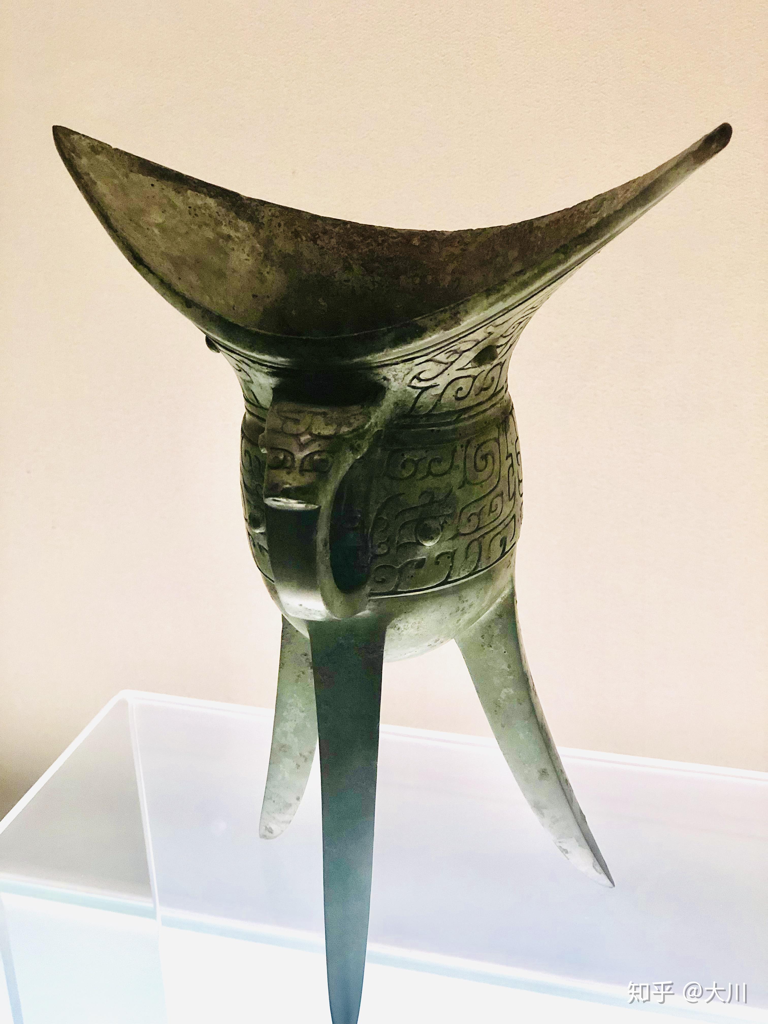 酒爵上为何有两个小铜柱