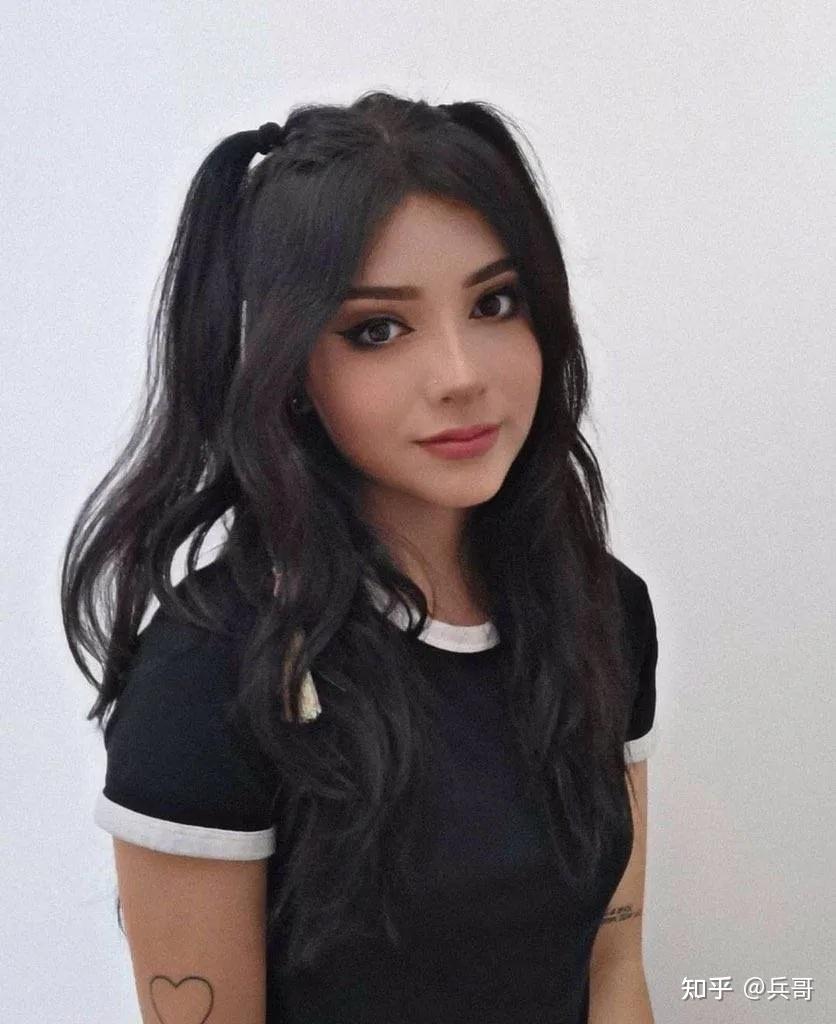 哥伦比亚射箭纹身美少女"比心杀",网友:射的不是靶,是我的心!