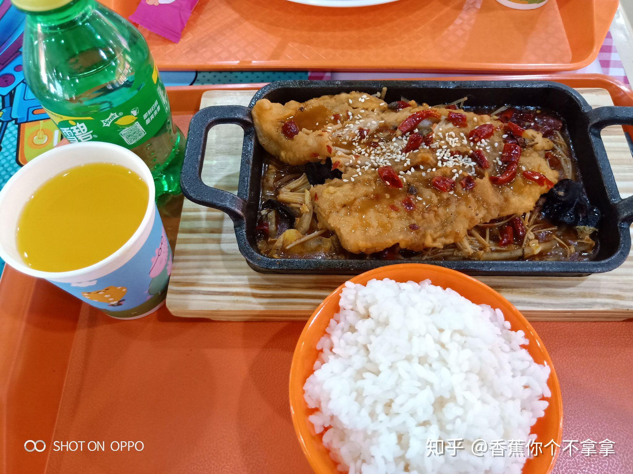 在武汉传媒学院里就餐是一种怎样的体验?有什么推荐的食堂和美食?