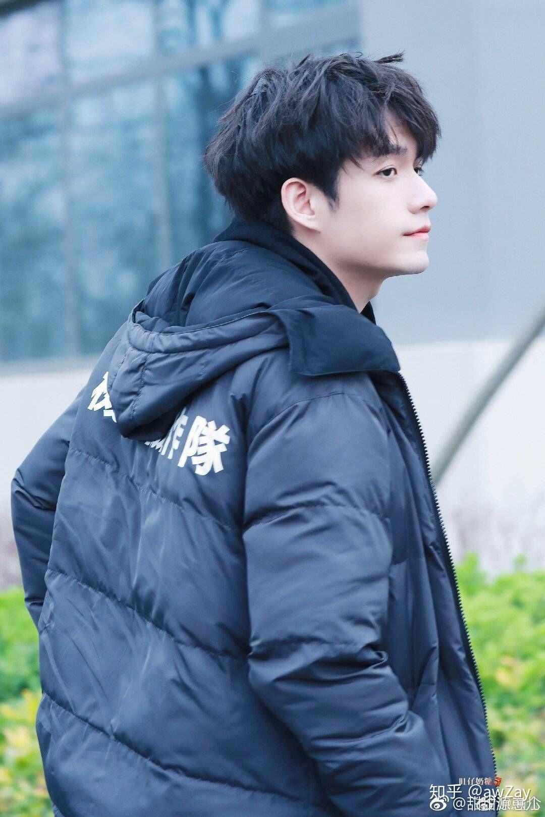 如何评价创造营2019里张颜齐的颜值