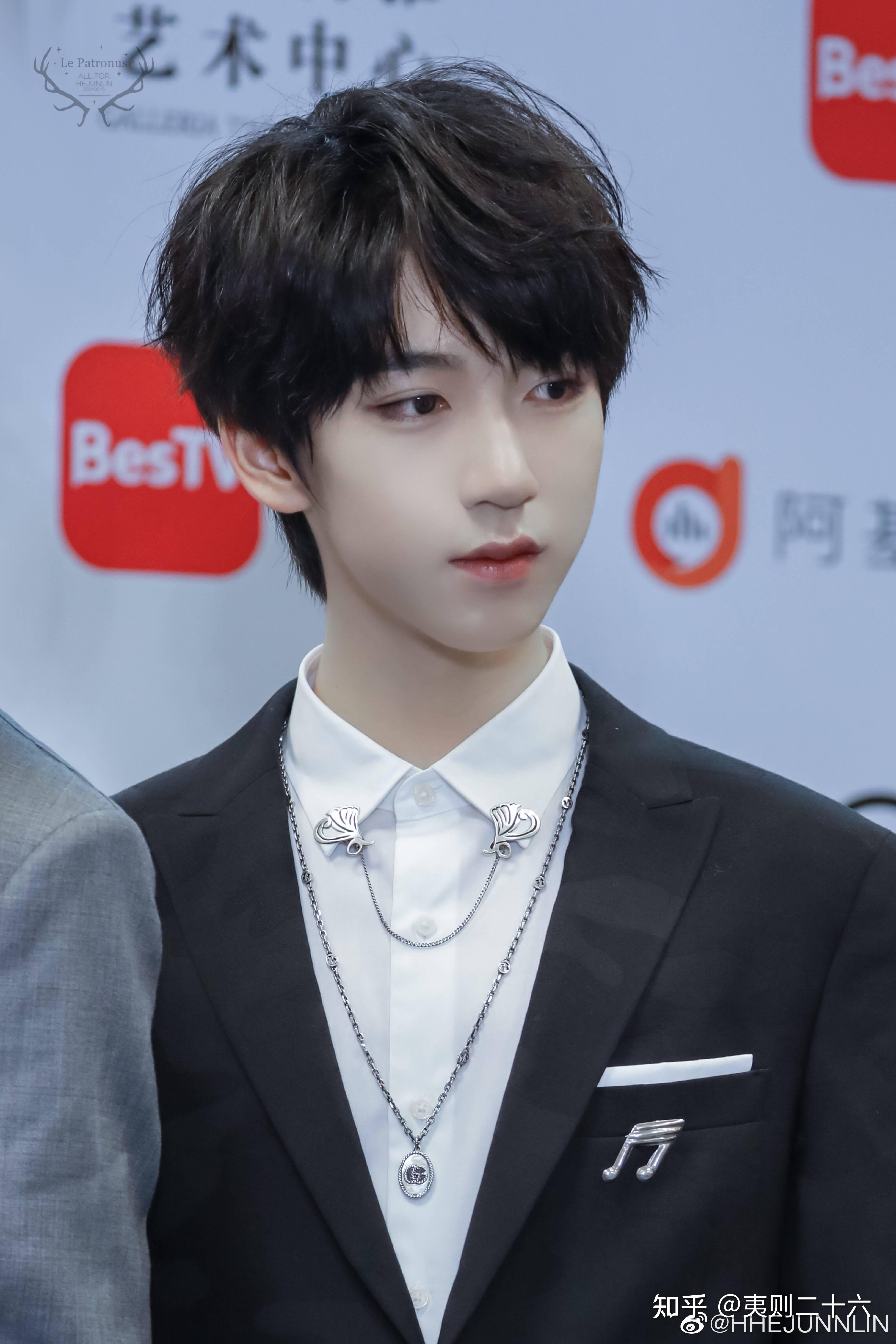 如何看待tnt贺峻霖的颜值