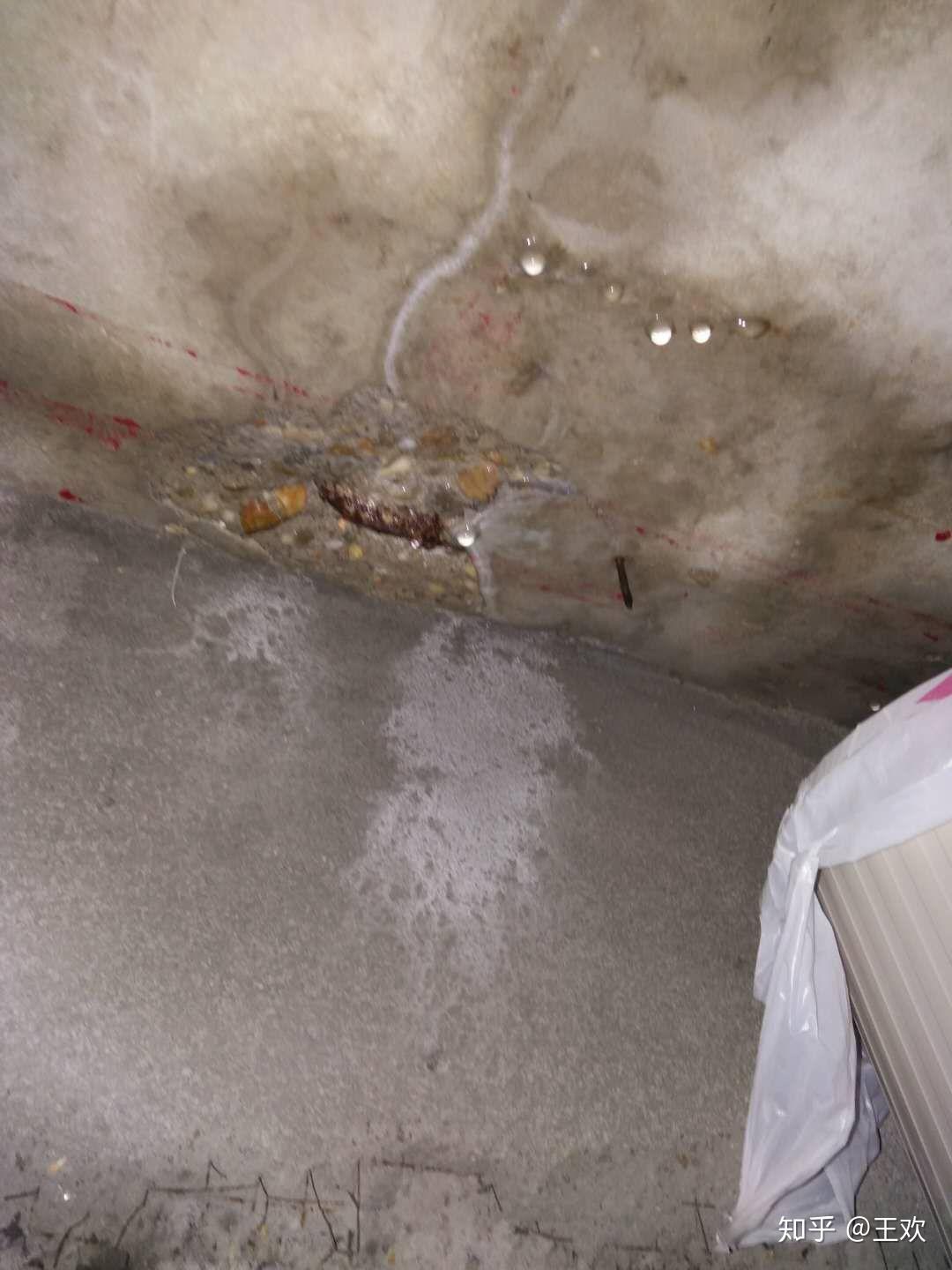 楼下厨房漏水但我漏水上方地板是干的哪位大神知道什么原因