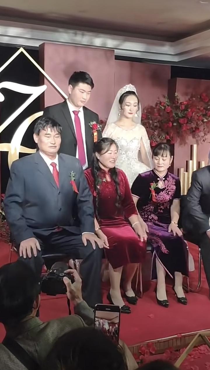 大衣哥朱之文儿子结婚！儿媳妇漂亮伶俐，8辆豪车接亲现场奢华 - 知乎