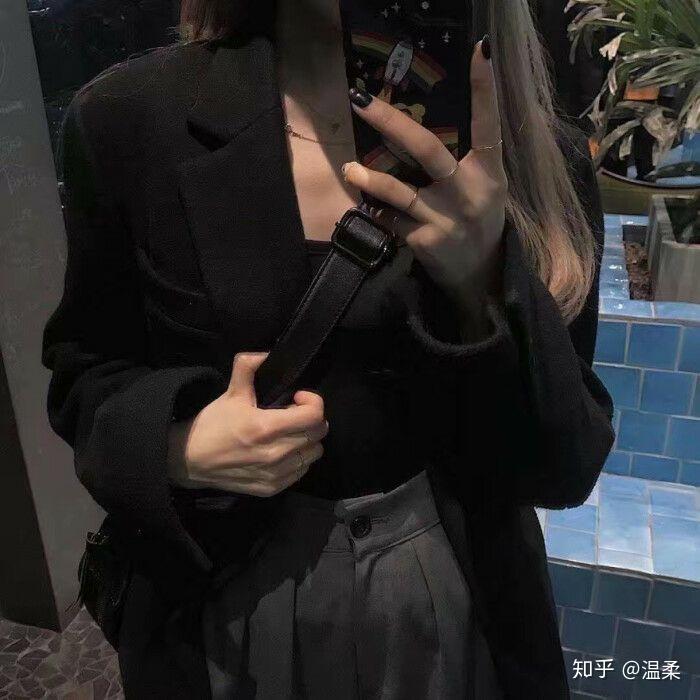 有没有黑色系露锁骨不露脸的女生头像类似下图