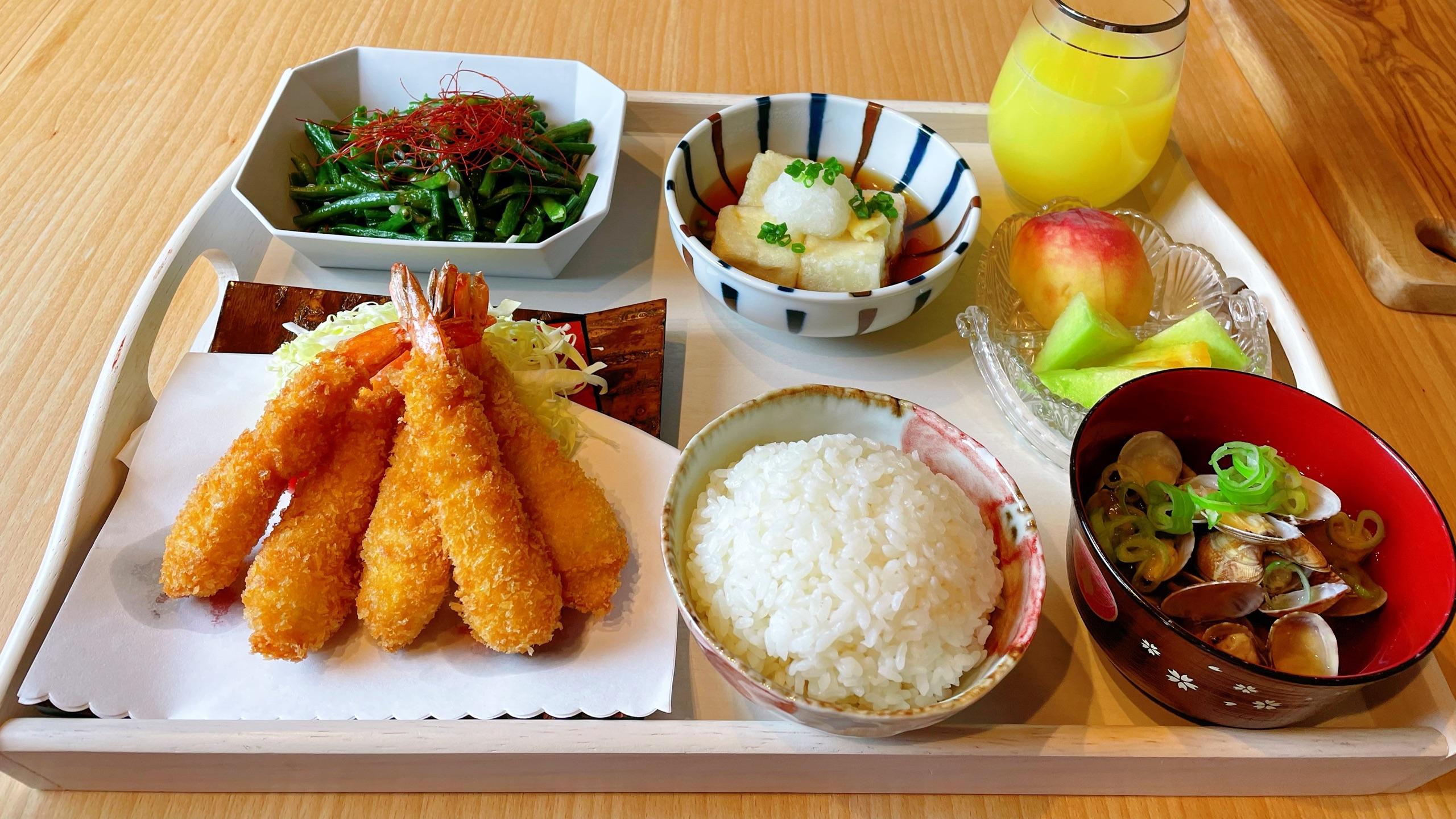 日本家庭晚餐简单的3菜1汤日式吉列炸虾很美味