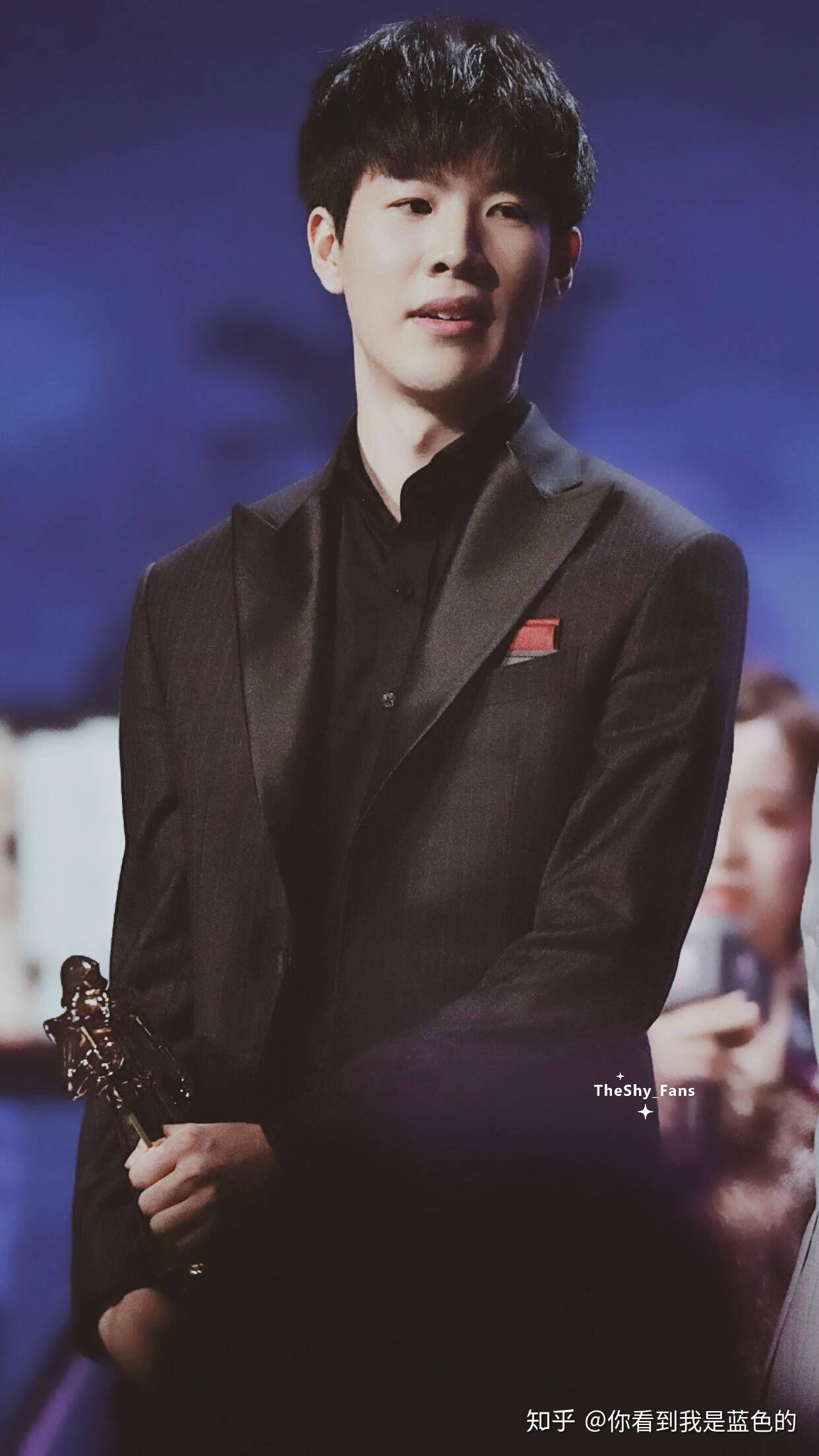 有没有大佬有theshy超帅的照片啊