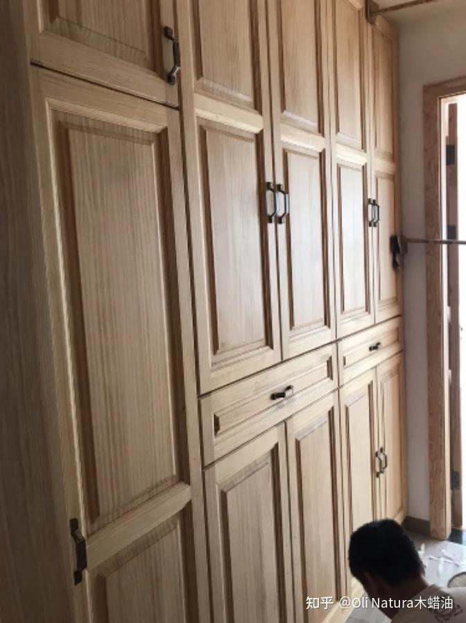 请问定制衣柜用松木指接板和杨木指接板哪个好一点