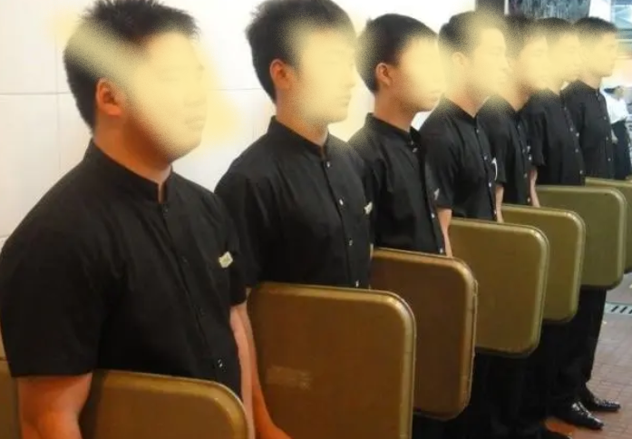 饭店端盘子一天,跑路! —毕业后的荒诞 - 知乎