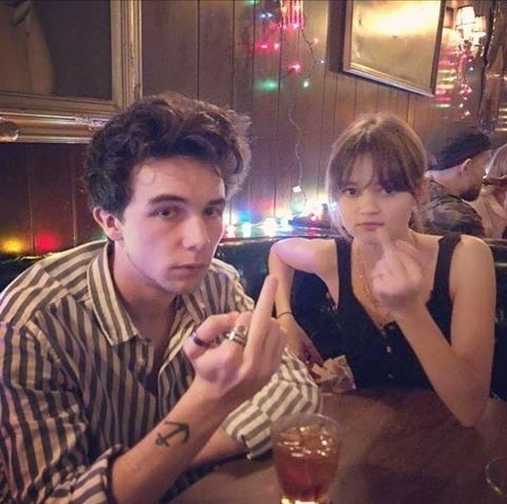 美剧韦恩里面的男主女主现实是情侣吗