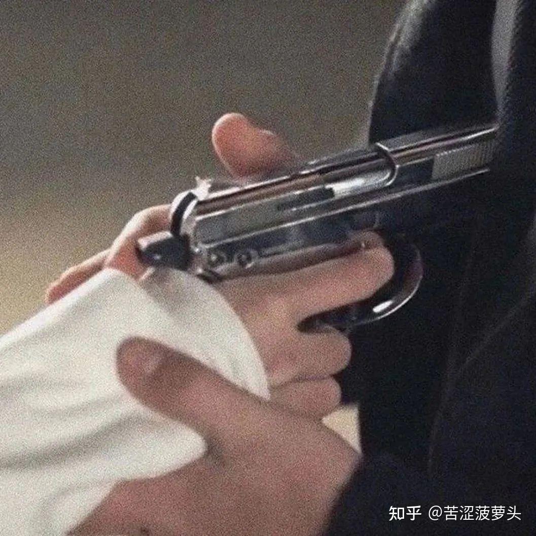 有没有类似于这种拿枪的头像?